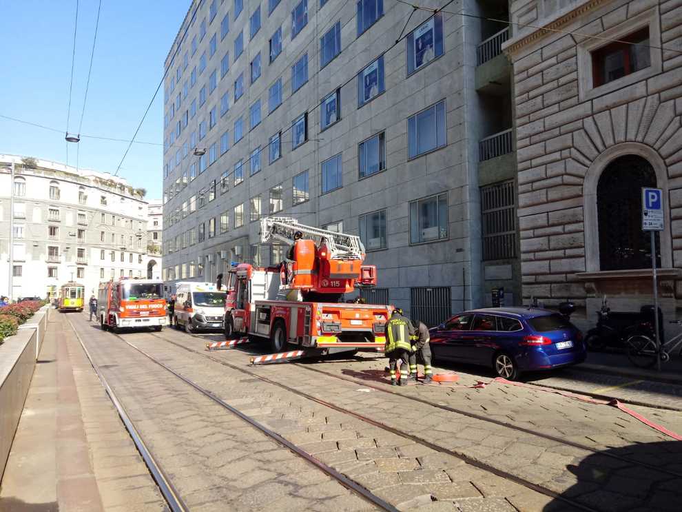 Milano Brucia Palazzo Storico In Pieno Centro Evacuati Tra Le